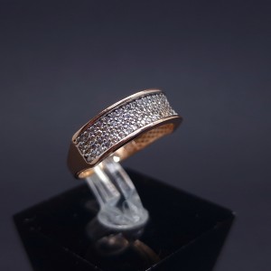 Gold ring with zircons