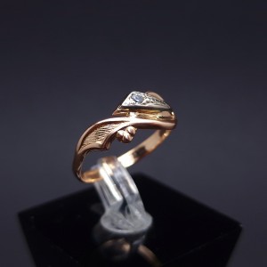 Gold ring with zircon