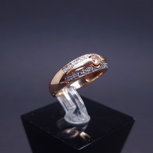 Gold ring with zircons