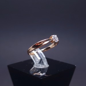 Золотое кольцо с цирконом 