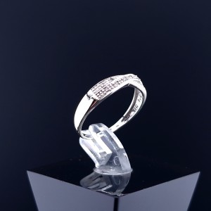 Gold ring with diamonds