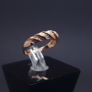 Gold ring 