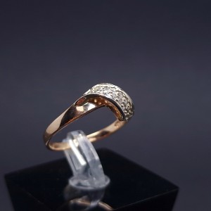 Gold ring with zircons