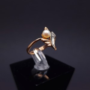  Gold ring with pearls and zircon