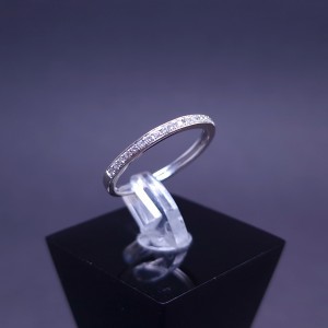 Белое золотое кольцо с бриллиантами