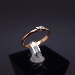 Gold ring with diamonds