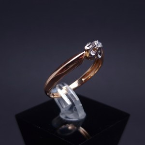 Gold ring with diamond