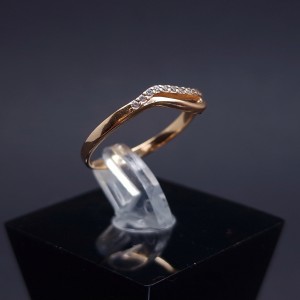 Gold ring with zircons