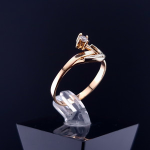 Gold ring with zircons