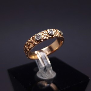 Gold ring with diamonds