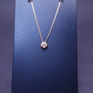 Gold chain and pendant with diamond