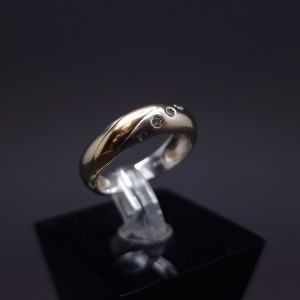 Gold ring with diamonds