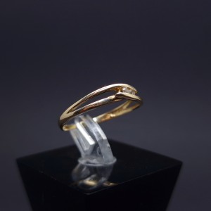 Gold ring with zircons