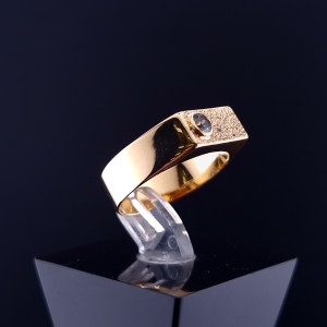 Gold ring with zircon