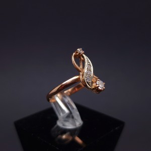 Gold ring with zircons