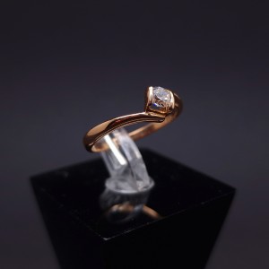 Gold ring with zircon