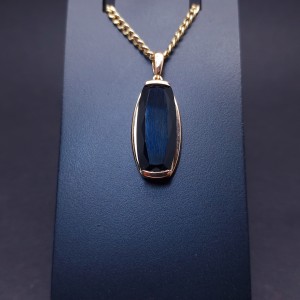Gold pendant with colored stone