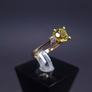 Золотое кольцо с бриллиантами и цветным камнем