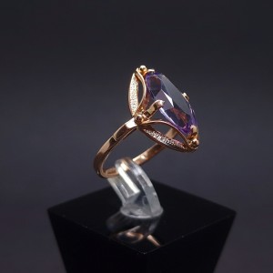 Vintage gold ring with colored stone