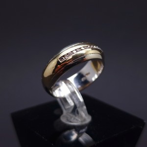 Gold ring with diamonds