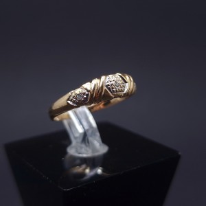 Gold ring with diamonds