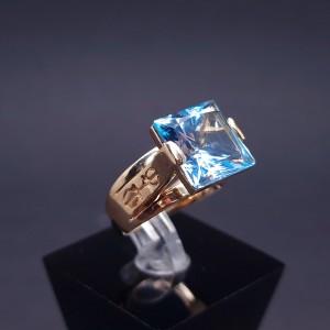 Золотое кольцо с цветным камнем