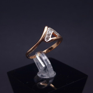 Gold ring with diamonds