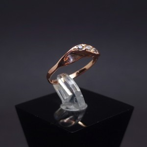 Gold ring with zircons