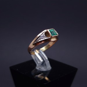 Gold ring with diamonds and colored stone