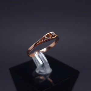 Gold ring with zircon