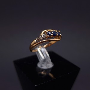  Gold ring with sapphires