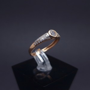 Gold ring with zircons