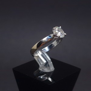 Gold ring with moissanite