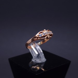 Gold ring with zircons