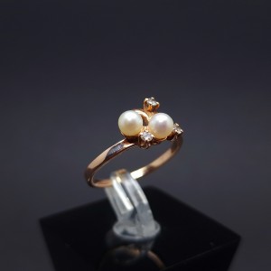 Gold ring with pearls and zircons