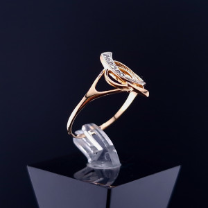 Gold ring with zircons