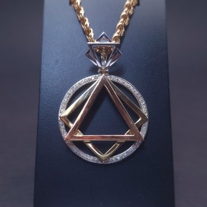 Gold pendant with diamonds