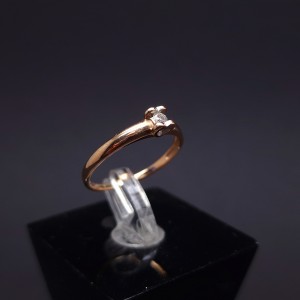 Gold ring with diamond