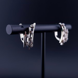 Gold earrings with zircons 