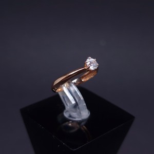 Gold ring with zircon