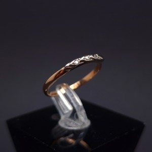 Gold ring with diamonds