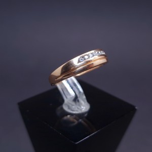 Gold ring with zircons