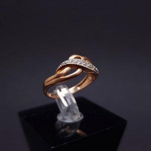 Gold ring with zircons