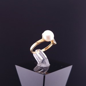 Gold ring with pearls and zircons