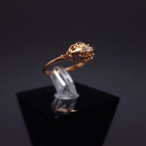 Gold ring with zircon