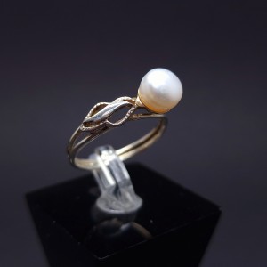 Silver ring with pearls