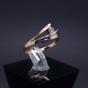 Gold ring with zircon