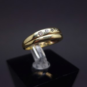 Gold ring with diamonds