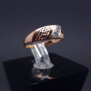 Gold ring with zircons