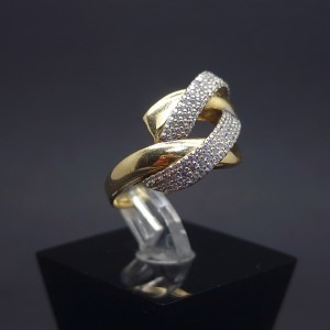 Gold ring with zircons